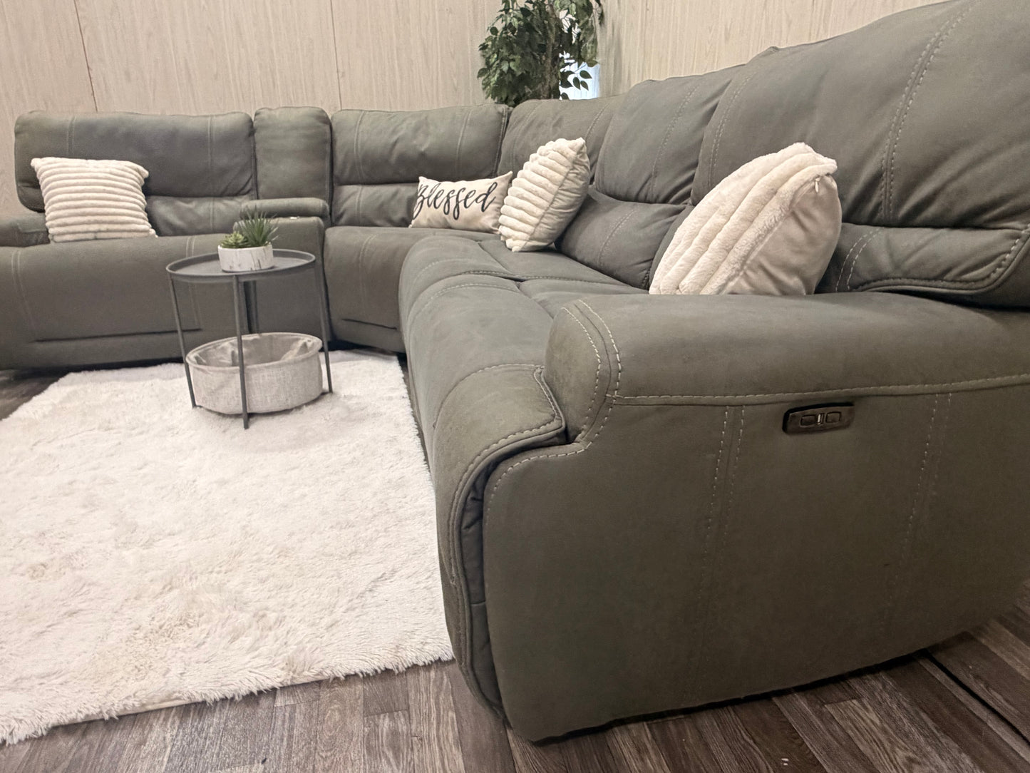 Large 5-piece Gray Reclining Sectional w/ USB