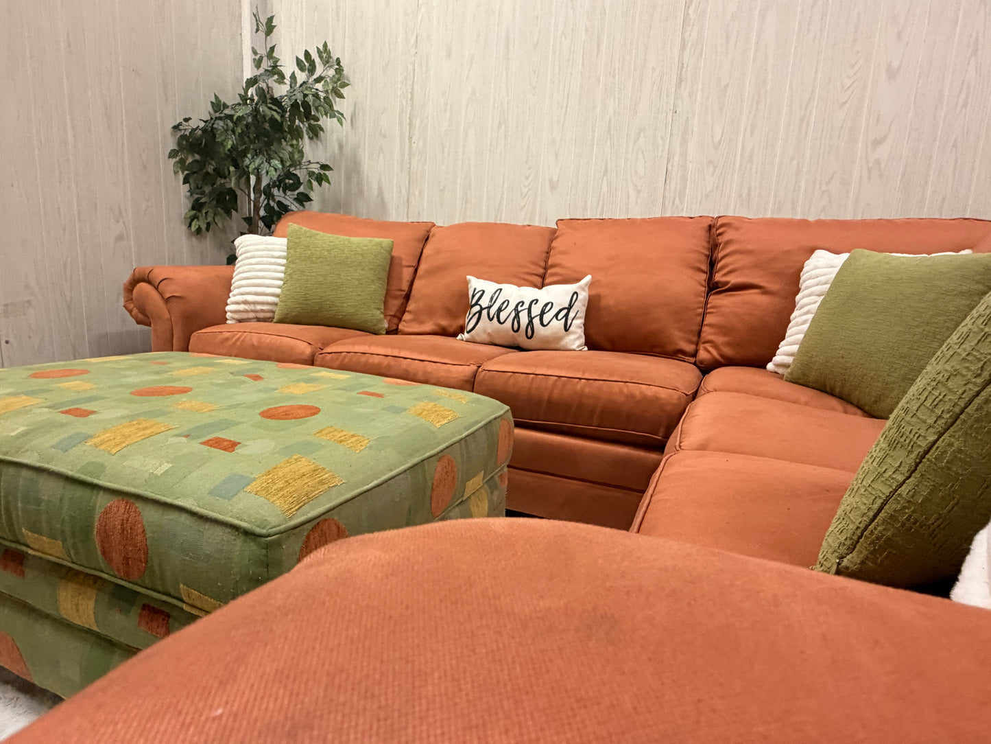 Bassett Sectional w/ Ottoamn