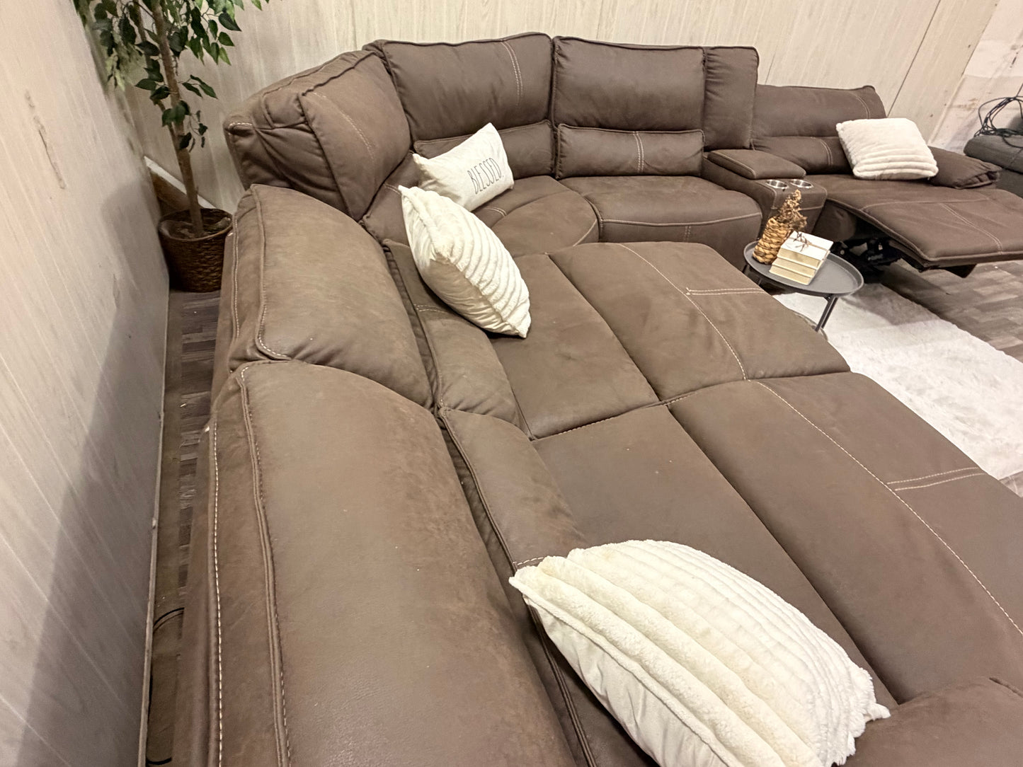 6-piece Brown Reclining Sectional w/ USB