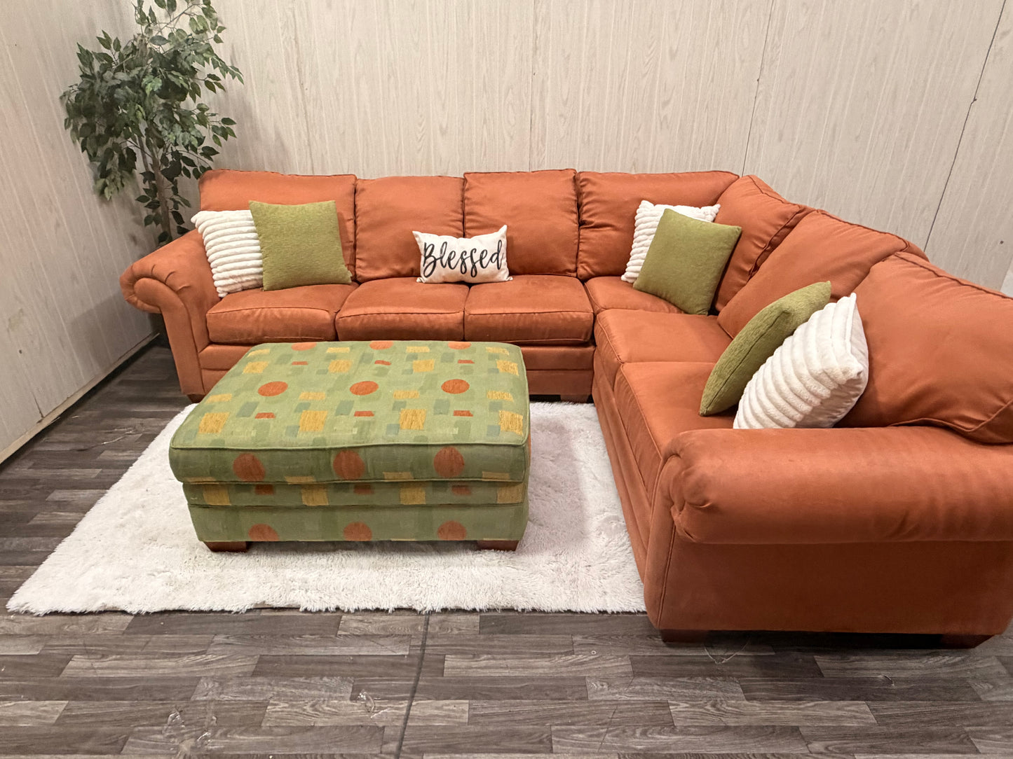 Bassett Sectional w/ Ottoamn