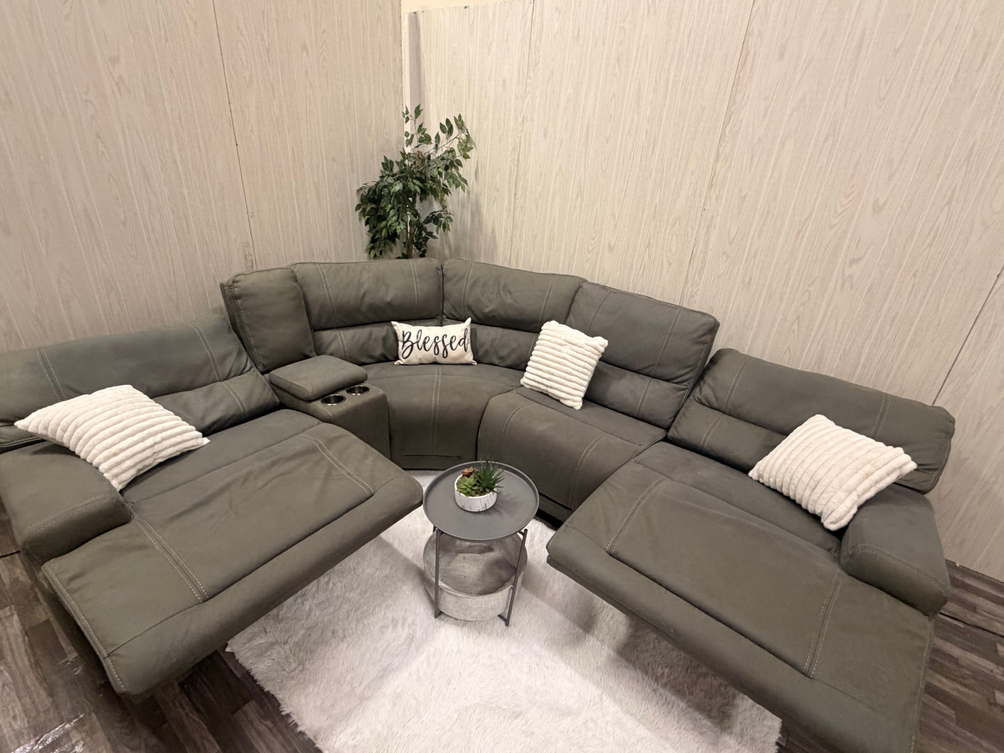 Large 5-piece Gray Reclining Sectional w/ USB