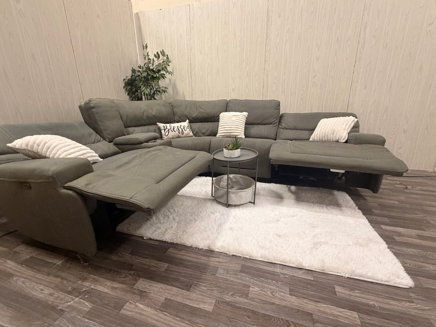 Large 5-piece Gray Reclining Sectional w/ USB