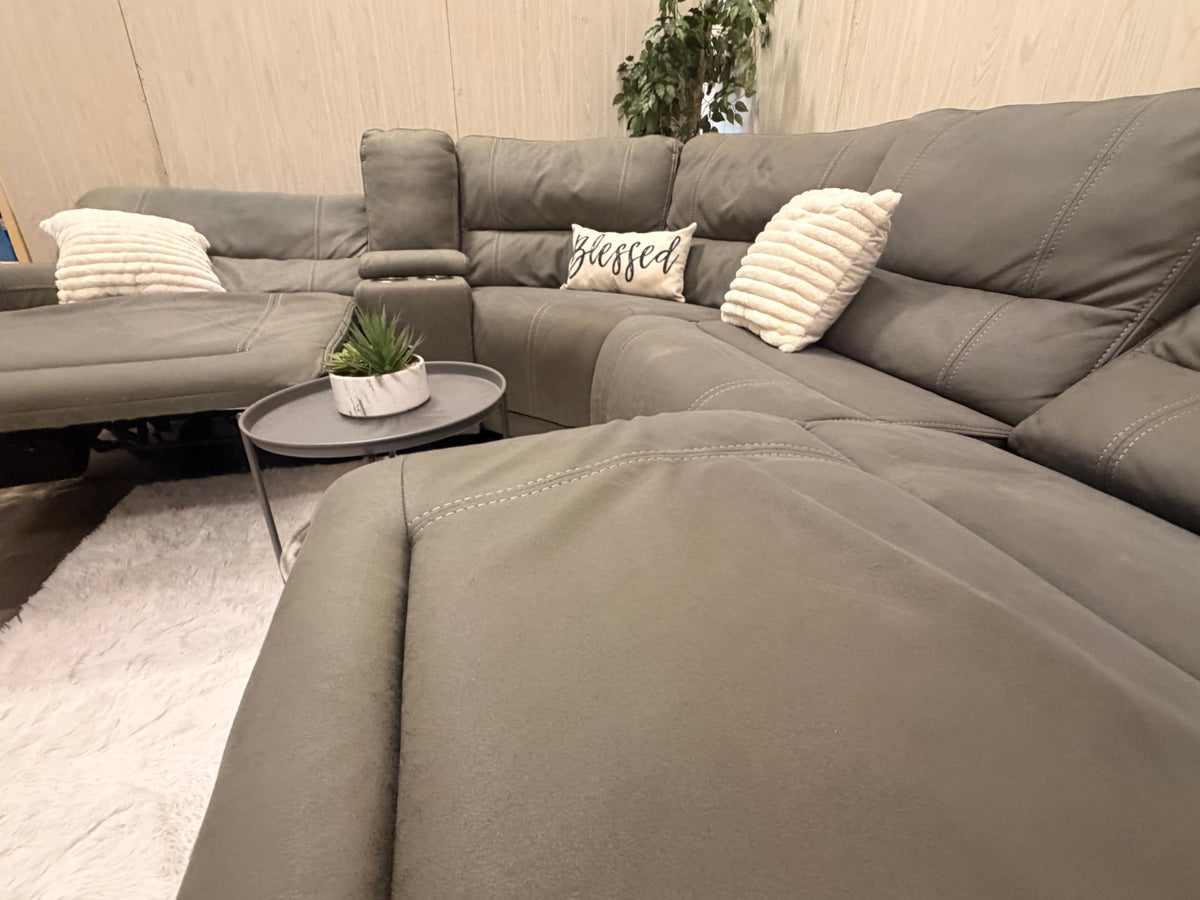 Large 5-piece Gray Reclining Sectional w/ USB