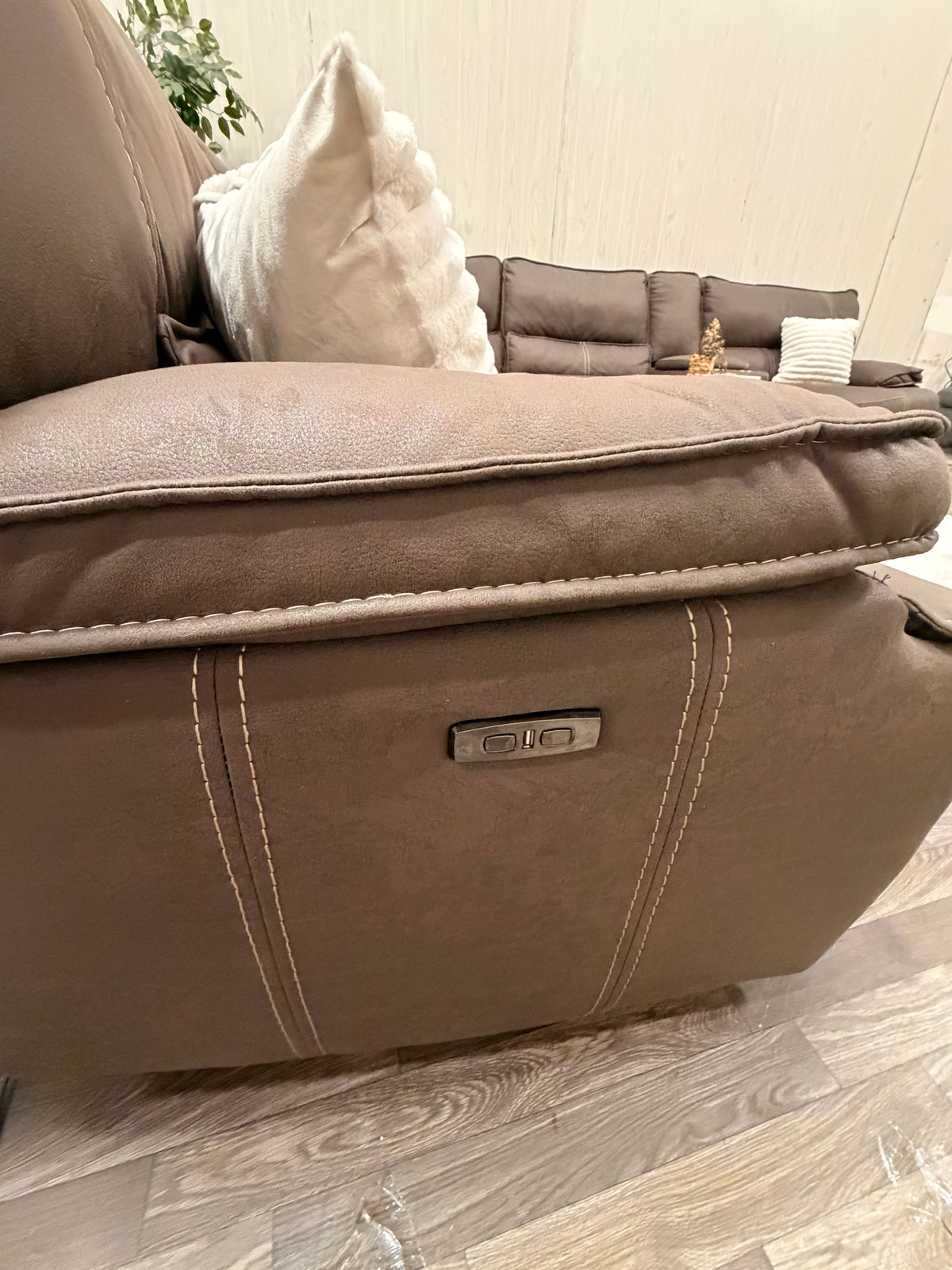 6-piece Brown Reclining Sectional w/ USB