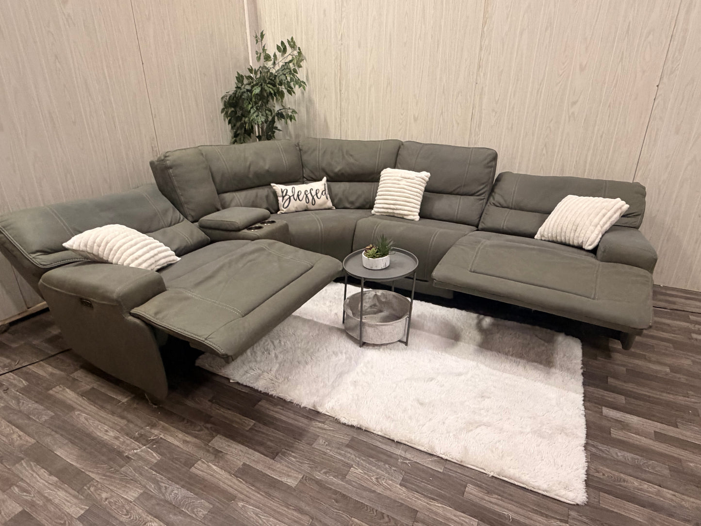 Large 5-piece Gray Reclining Sectional w/ USB