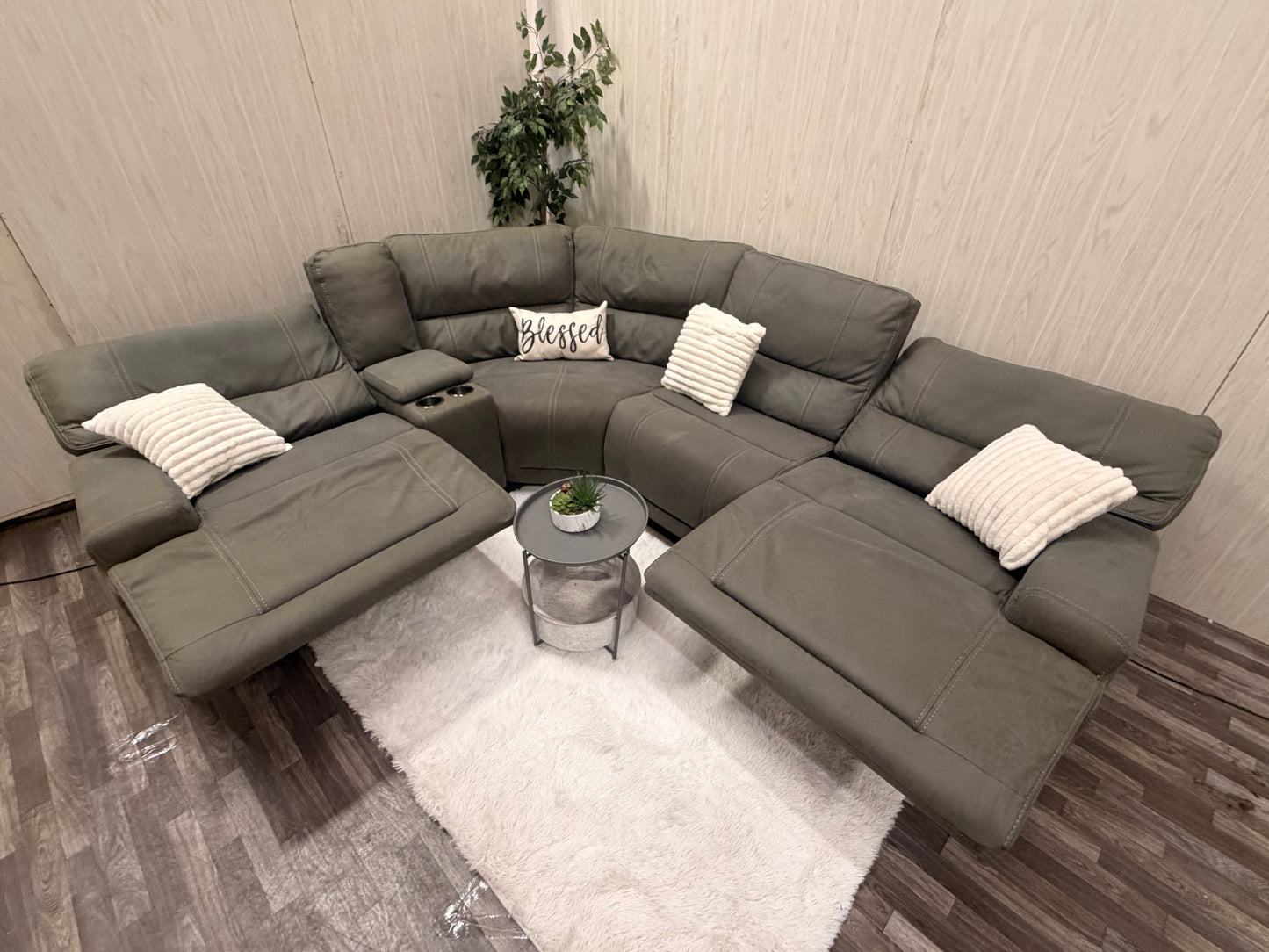 Large 5-piece Gray Reclining Sectional w/ USB