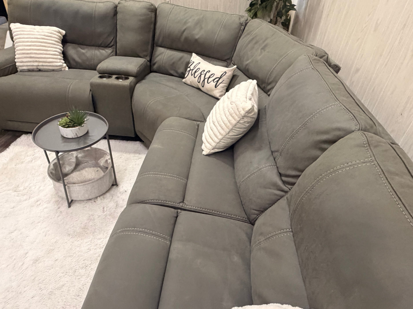 Large 5-piece Gray Reclining Sectional w/ USB
