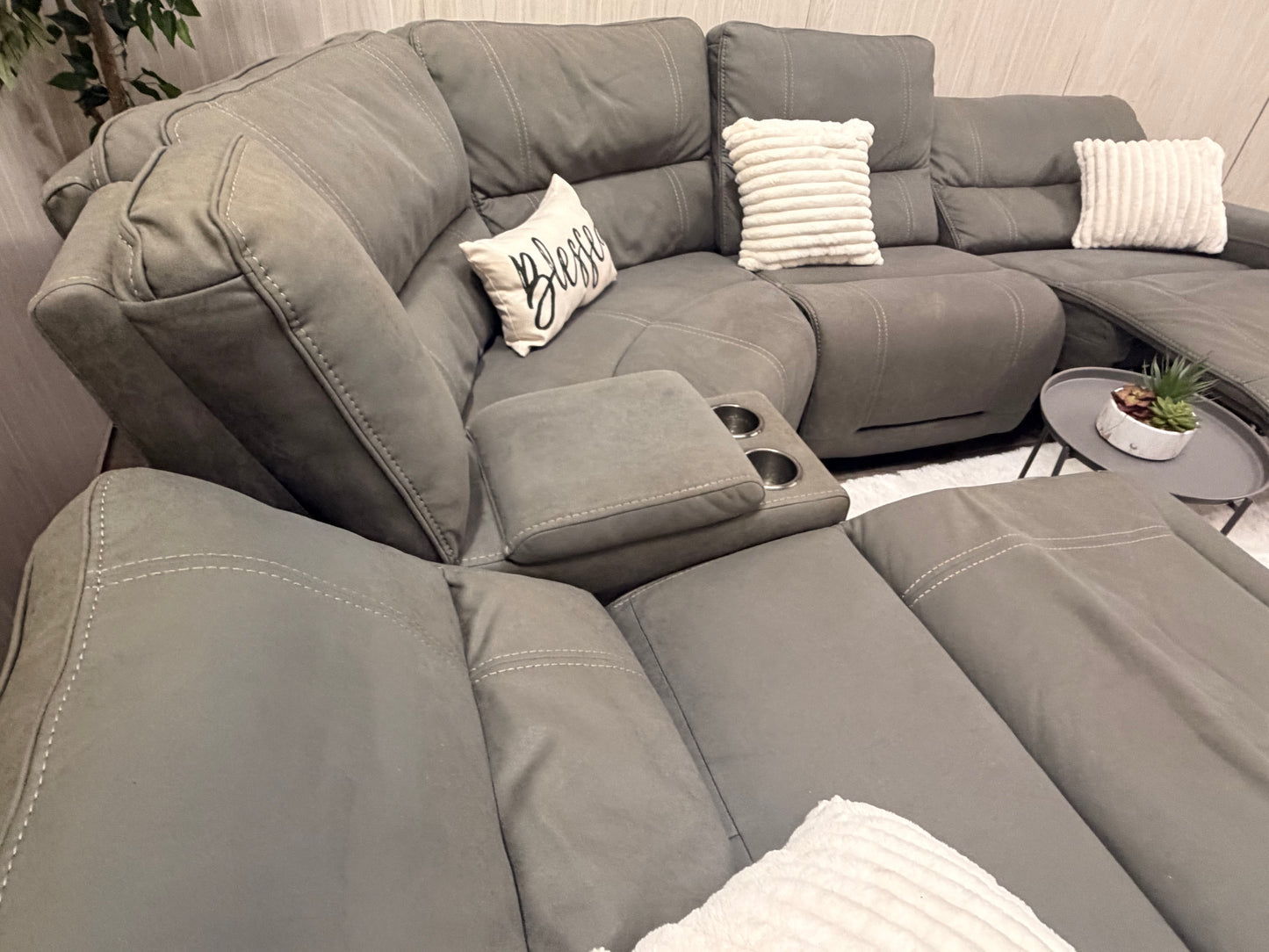 Large 5-piece Gray Reclining Sectional w/ USB