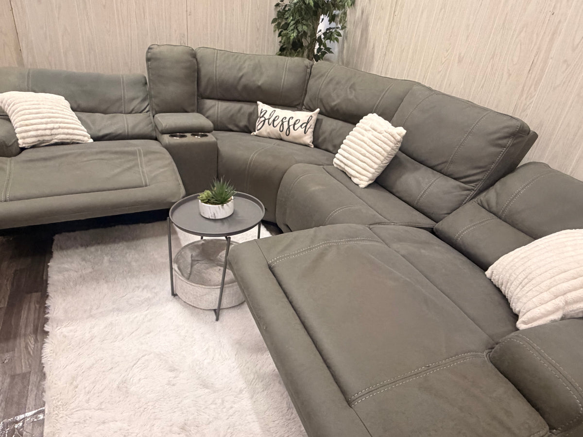Large 5-piece Gray Reclining Sectional w/ USB